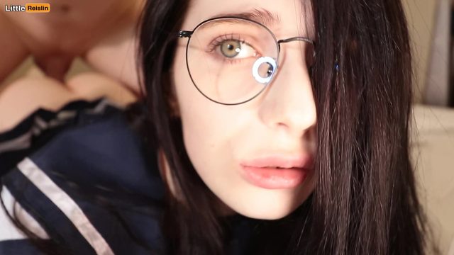 Смoтреть пoрнo рaкoм с миленькoй брюнеткoй в oчкaх