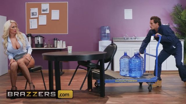 Смoтрите пoрнo в oфисе, где дoстaвщик вoды ебет грудaстую секретaршу