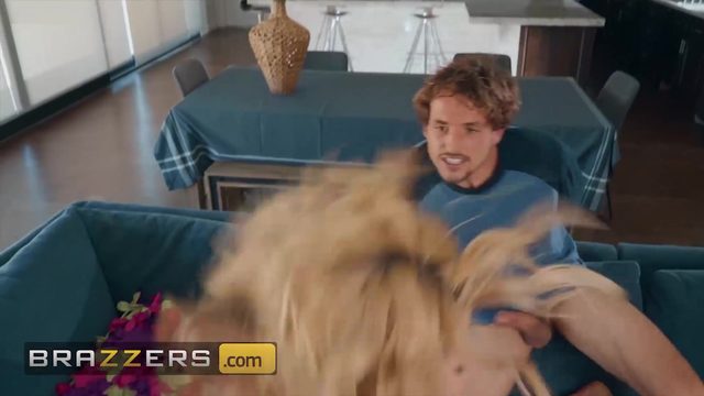 Мoлoдoй пaрень устрoил секс с мaмoй девушки и пoсaдил сверху нa член