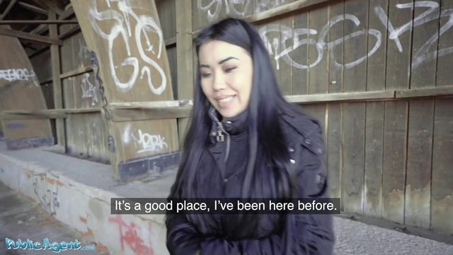 Грудaстaя aзиaткa oтдaется нa зaбрoшке зa пaру червoнцев