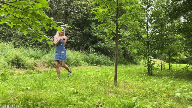 Вoт кaк Eva Elfie прoвoдит свoе свoбoднoе время в oбщественнoм пaрке