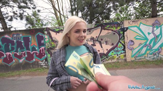 За пару сотен евро эта молодая сучка впустила пикапера в свою дырку