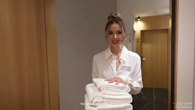 Молодая горничная отеля отдалась извращенному постояльцу за пару сотен баксов