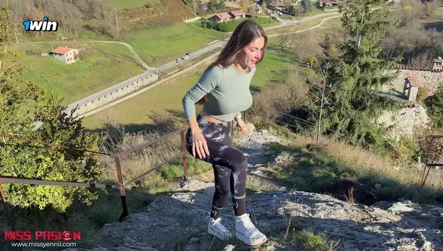 Парень выебал меня на горе, когда у меня порвались штаны