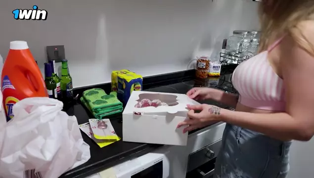 Русская мачеха анальным сексом поздравила пасынка с днем рождения