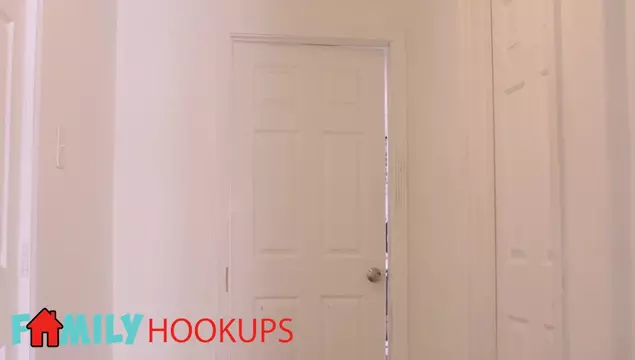 Молодая падчерица взяла в рот у отчима, когда снимала контент видео