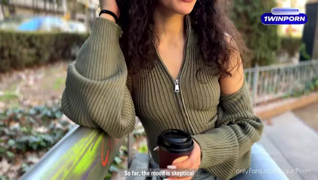 Милашка из Тиндера была такой голодной, что согласилась на секс