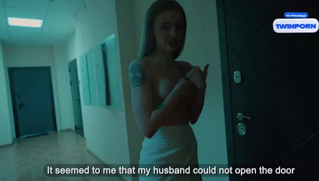 Встретил голую красотку возле своей квартиры и пригласил потрахаться