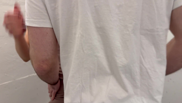 Озабоченная блондинка трахается с двумя парнями на лестничной площадке