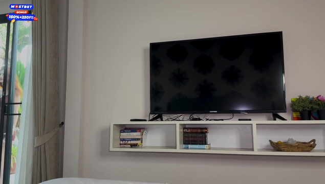 Молодая русская соседка зашла за солью и сама предложила потрахаться