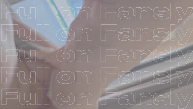 Домашний секс возбужденной молодой пары на белых простынях