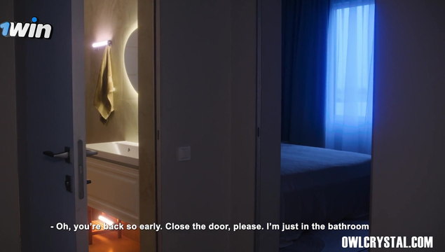 Сводная сестра сосет брату в ванне, чтобы сохранить свой секрет