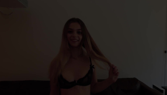 Нет, я не могу заглотить этот толстый член, он слишком большой для меня