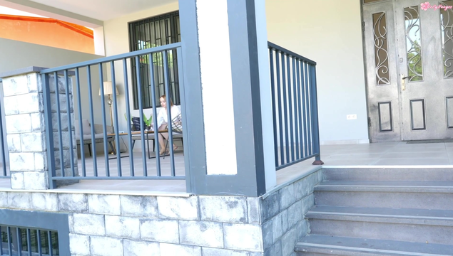 19 летняя блондинка Polly Yangs была не против, чтобы парень трахнул её в анал