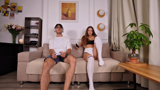 Сводная сестра отвлекла брата от видеоигры, и теперь его член у неё в пизде