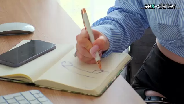 Русская жена разговаривает с мужем по телефону и скачет на члене любовника