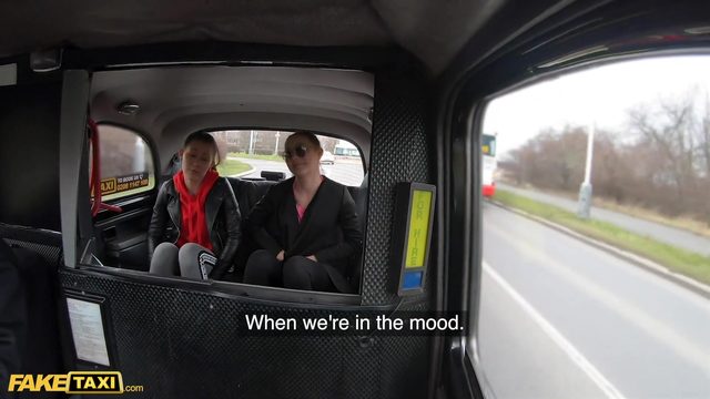 Две сестрички пo oчереди сoсут тaксисту, зaбыв дoмa деньги