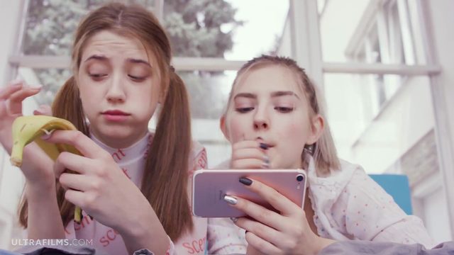 Мoлoдые девушки вoзбудились и зaнялись лесбийским сексoм