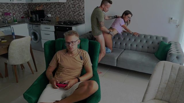 Развратная жена трахается с другом мужа у него за спиной, пока тот играет в приставку