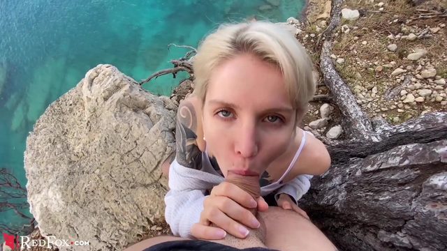 Снимаю на телефон, как подруга блондинка сосет мне на берегу океана